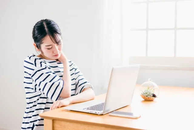 肩こりで悩む女性