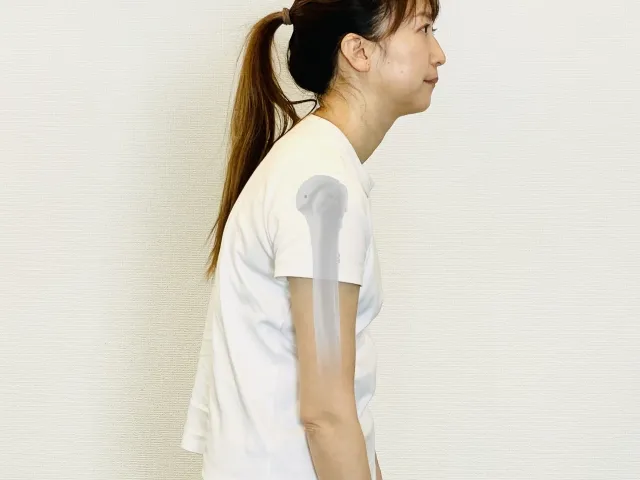 巻き肩の女性