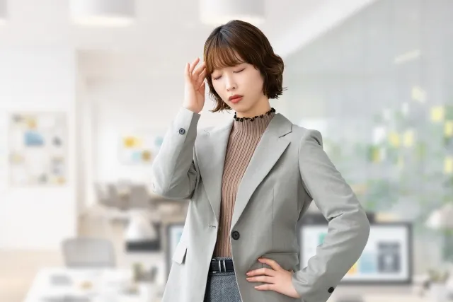 頭痛で悩む女性